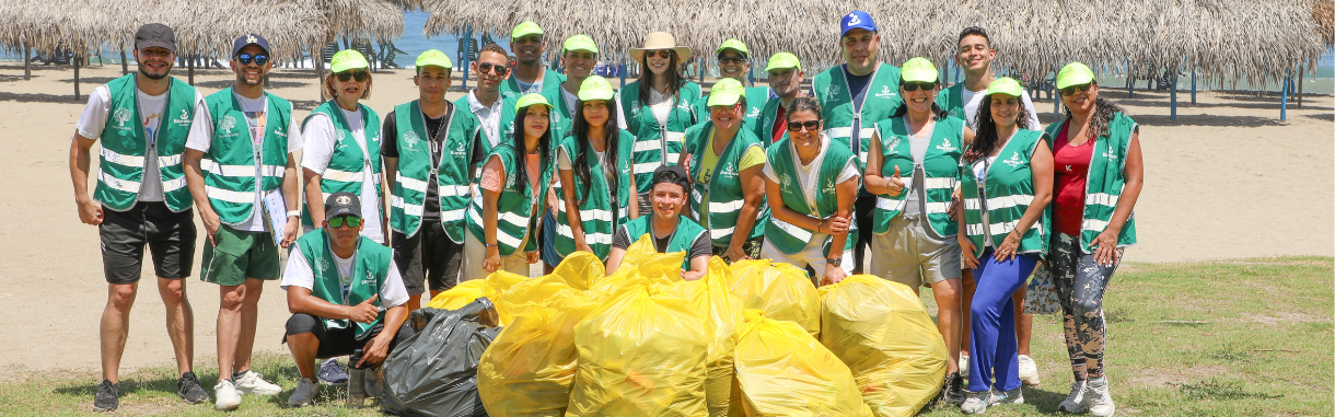 Voluntarios Banesco participaron en jornada de limpieza de playa en La Guaira