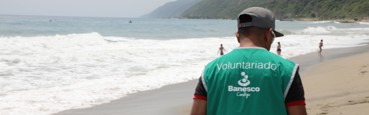 Voluntarios Banesco realizaron jornada de limpieza de playa